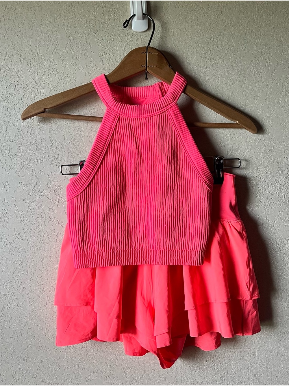 Aerie Offline Neon Pink Active Set
Size XS TOP
size SMALL bottoms